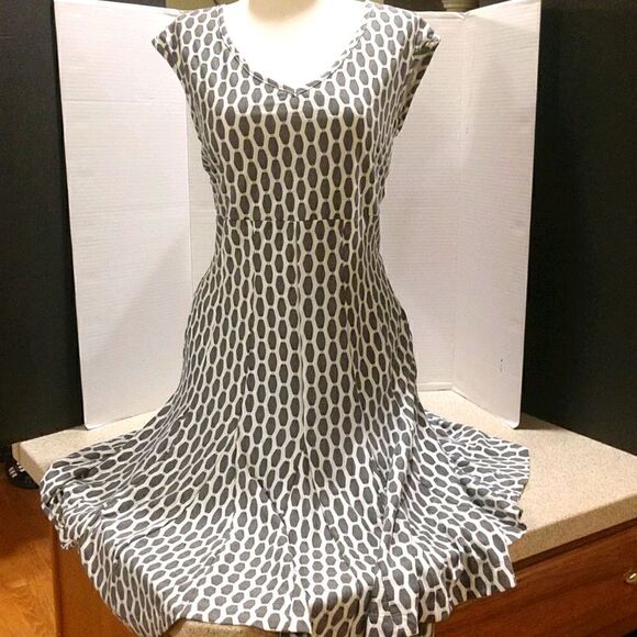 Taylor Swing skirted Dress Gray and Ivory Size 4.  V Neck Sleeveless - Picture 1 of 8